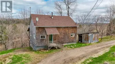 This unique home in Nashwaak Bridge is only a short 30 minute commute from the city centre. This 2 p...