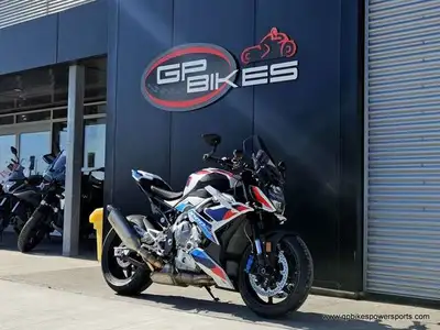 2024 BMW M 1000 R Light White/M MotorsportLIFE IN THE FAST LANE Pushes you to the limit: the M 1000...