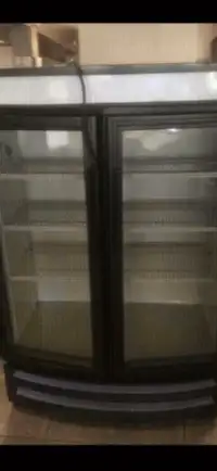 16 réfrigérateurs et congélateurs. 