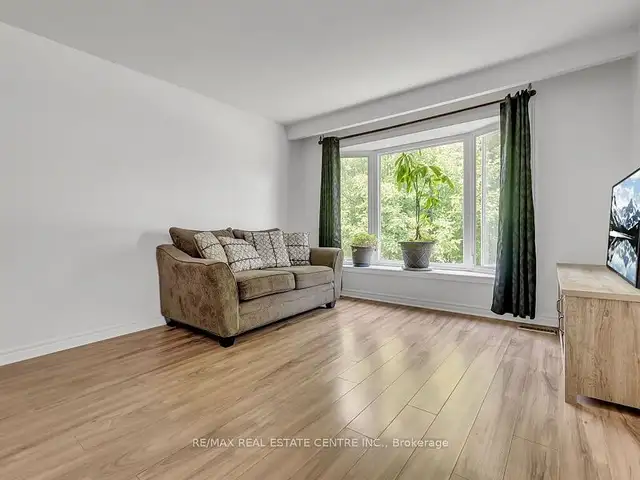 Nicely laid out 4+1 bedroom semi-detached bungalow in Houses for Sale in Oakville / Halton Region - Image 5