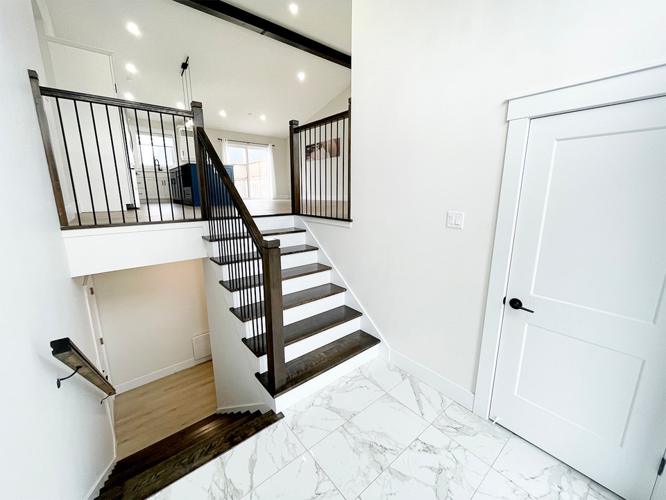 CHARLOTTETOWN 3BR UPPER LEVEL OF CONTEMPORARY HOUSE - INCL HEAT! 2
