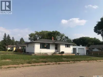 MOVE IN READY AND AVAILABLE FOR IMMEDIATE OCCUPANCY! Welcome to 303 Fourth Avenue East in Canora. An...