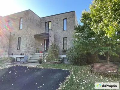 Magnifique maison de ville située au Domaine Baribeau avec vue panoramique imprenable sur le fleuve...