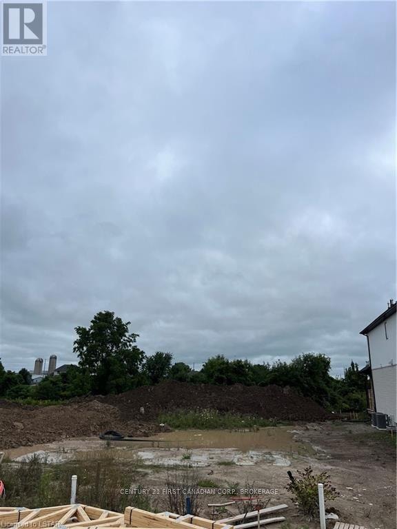 42 BRISCOE CRESCENT StrathroyCaradoc, Ontario Houses for Sale