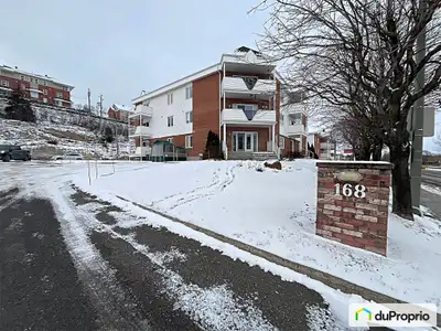 2 stationnements: 1 extérieur + 1 intérieur, ainsi qu'un locker au sous-sol à côté de l'ascenseur. S...