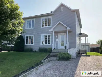 Condo avec terrain, lumineux et située dans un secteur recherché Cette charmante propriété offre un...