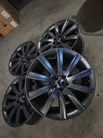 Very nice set of original Land Rover Range Rover Velar wheels with TPMS. 21x8.5 Offset: 45 Bolt patt...