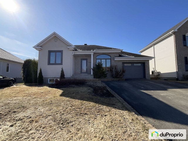 $589,500 - Bungalow for sale in St-Jean-Chrysostome — photo 1