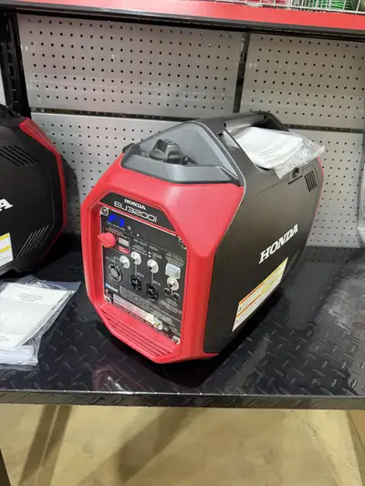 Marsh's Marina Ultra-Quiet 3200i AC Voltage Available: 120 Approximate Running Time (hrs)/Tankful: 3...