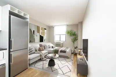 Renovated Bachelor, Queen and Bathurst - ID 3925