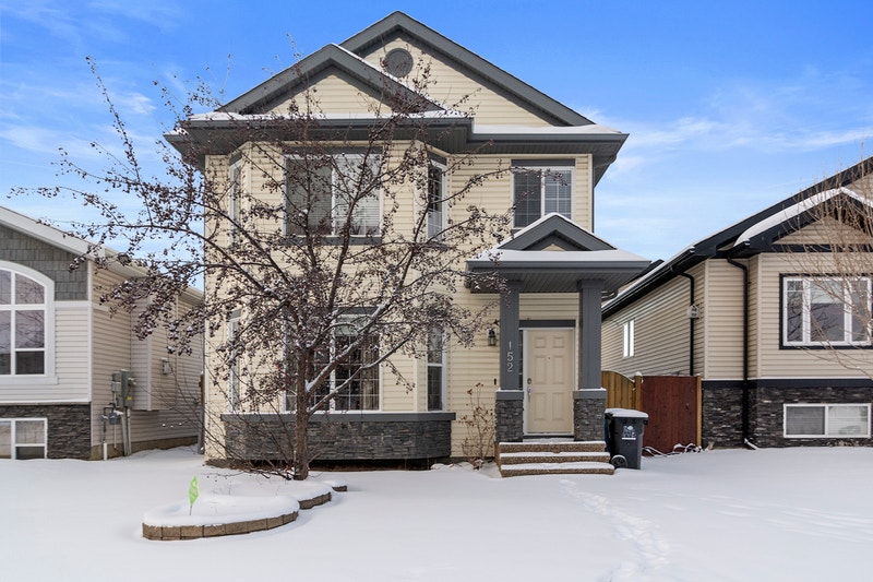 152 Bluejay 5Bed 4Bath Heated Garage Back Yard with deck Long Term