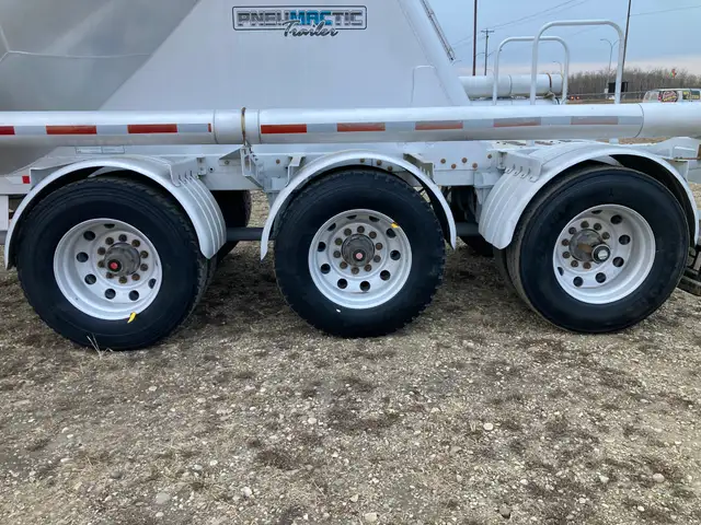 2011 MAC 1480 Cubic Ft Dry Bulk / Pneumatic Tank Trailer in Heavy Equipment in Delta/Surrey/Langley - Image 22
