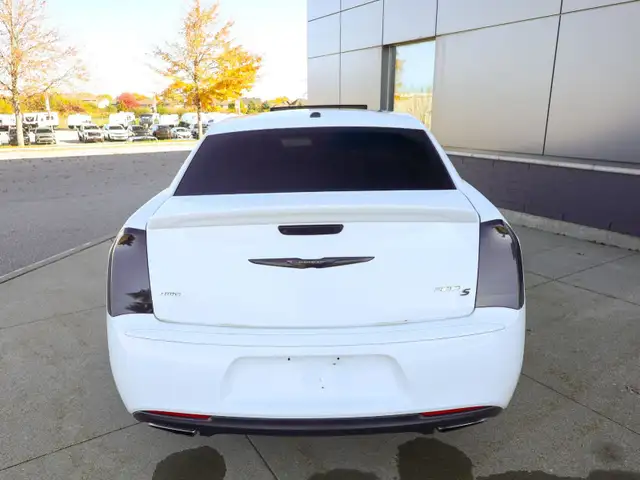 2017 Chrysler 300604579847378063365
