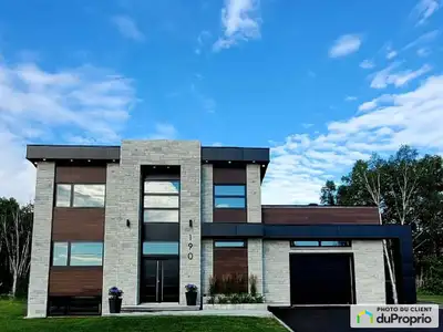 Découvrez cette magnifique demeure contemporaine située dans un secteur très recherché. Construite e...