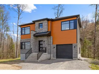 Exceptional property with a modern design located in a sought-after area of Val-des-Monts. Remarkabl...