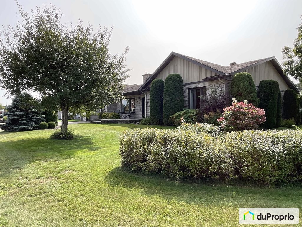 $649,000 - Bungalow for sale in Dolbeau-Mistassini — photo 1