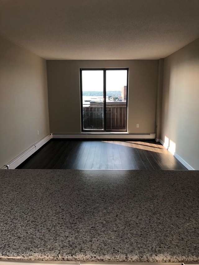 Fully Renovated 6th floor 2 plus den Unit with water view's Long Term