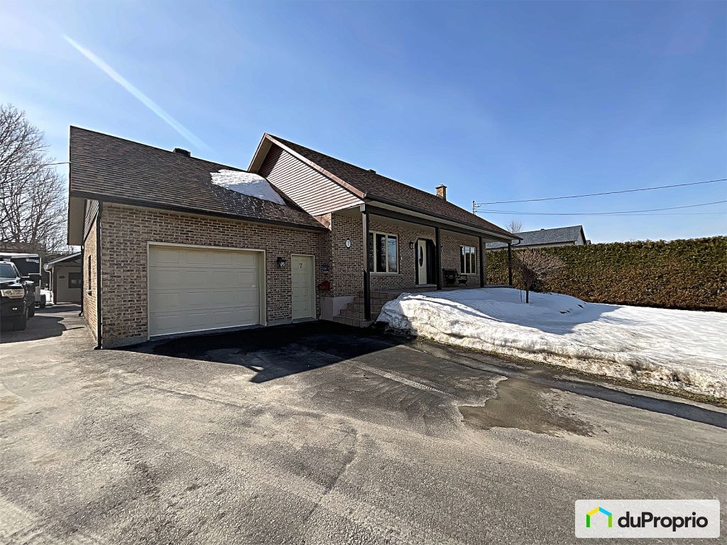 $580,000 - Bungalow for sale in Granby — photo 1