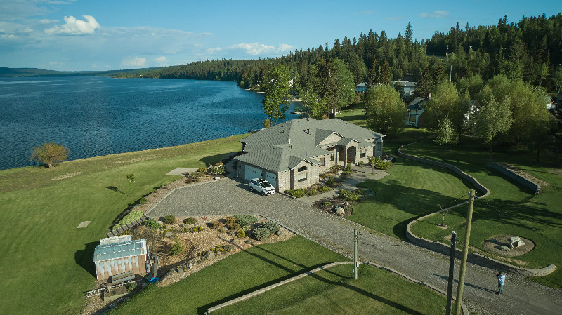 Luxurious Waterfront Retreat: Exquisite Horse Lake dans Maisons à vendre  à 100 Mile House