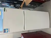 3124-Réfrigérateur Danby blanc congélateur en haut white fridge