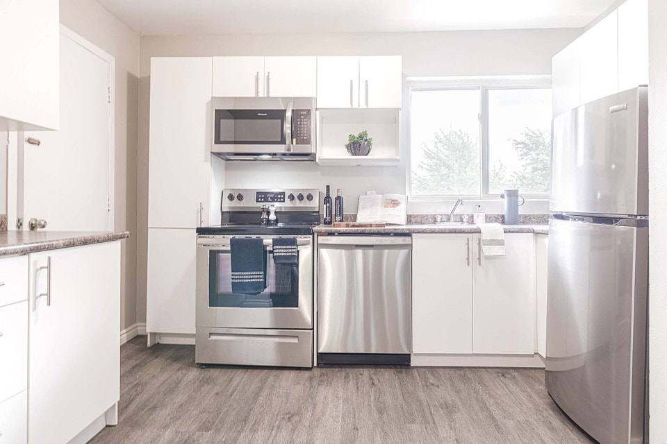 3 Bedroom Townhome with Yard & Laundry in South London 5