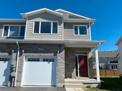 End-unit town-home w/3 bed, 2.5 bath- 1114 Horizon