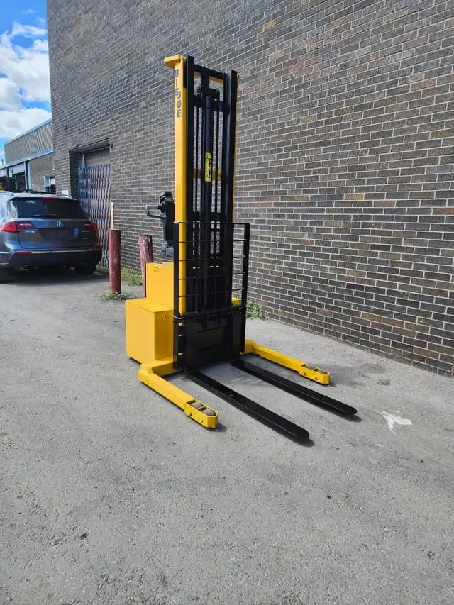 Big Joe Stacker WALK-BEHIND Forklift with 3000lbs capacity in Heavy Equipment in Mississauga / Peel Region - Image 6