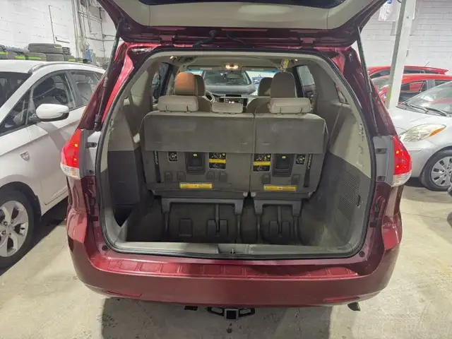 2011 Toyota Sienna LE in Cars & Trucks in City of Montréal - Image 18