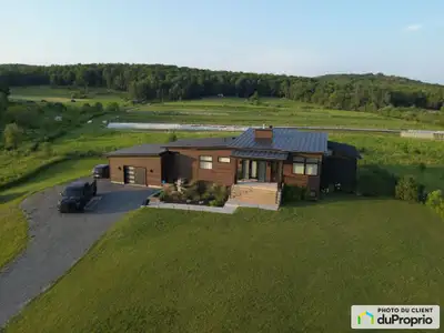 VISITES SUSPENDUES!!! OFFRE D'ACHAT ACCEPTÉE. EN ATTENTE DES RÉALISATIONS DES CONDITIONS. Superbe pr...