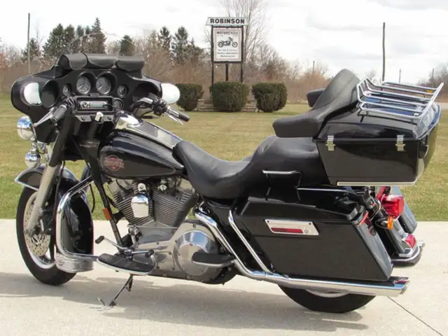 2004 Harley-Davidson FLHT - Electra Glide 61,000 KM New Cam Tens in Sport Touring in Leamington - Image 3