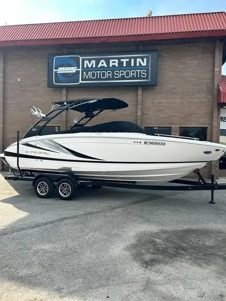 2024 Regal LS6 Surf in Powerboats & Motorboats in Saskatoon - Image 3