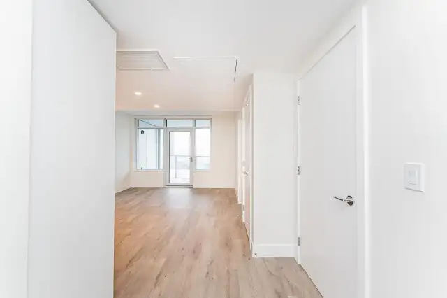 1407 10428 WHALLEY BOULEVARD Surrey, British Columbia62854406951810124