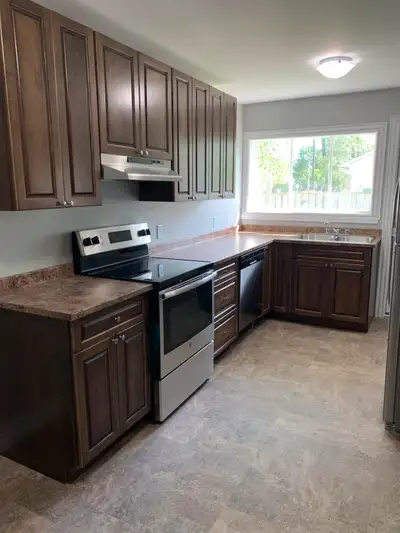 Beautiful 2 BDM with laundry 271 University Ave $1,600!