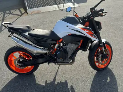 KTM Duke 890 R 2021 - 12667 KMS MSRP $8599 + $199 Doc = $8798 + applicable taxes! CARFAX: Clean titl...
