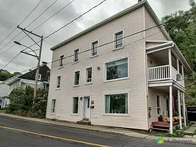 Deux logements. Revenu potentiel de 27,500$. Site exceptionnel (parc, piste cyclable, plage, 2 km du...