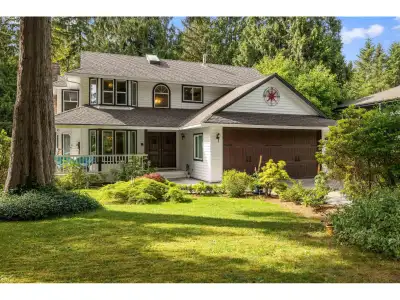 A RARE package in the TALL TIMBER ESTATES neighbourhood of Salmon River! This 2-storey + basement ho...