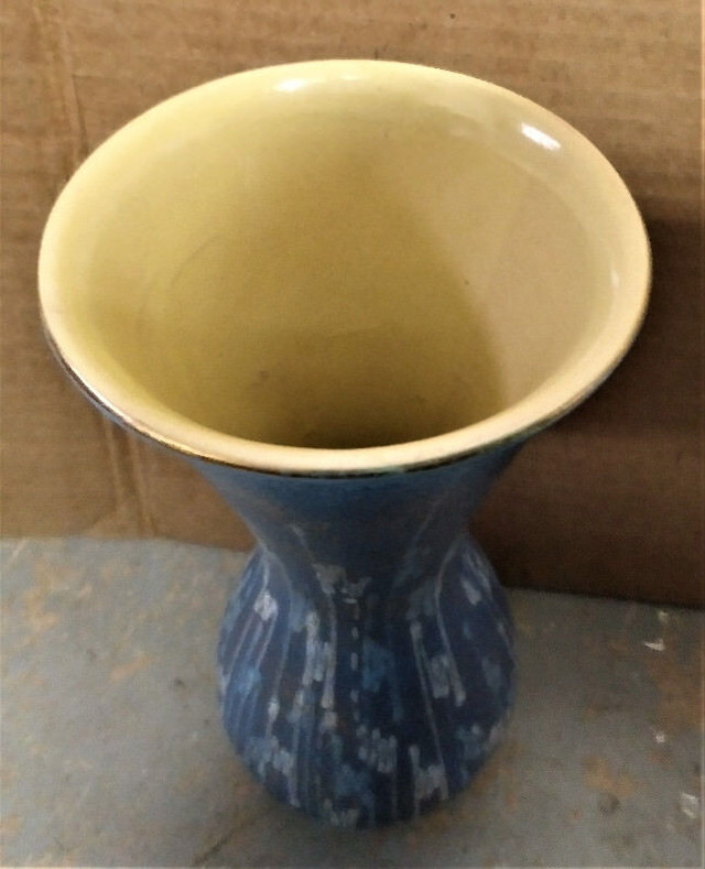 POTTERY - Vintage West German Pottery Vase . in Arts & Collectibles in St. Catharines - Image 2