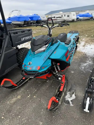 2019 FREERIDE WITH 1569 MILES ON IT!! This sled has a 165" track with 3" paddled (fully intact)! CAL...