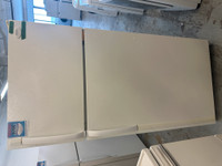 8126-Réfrigérateur Frigidaire blanc congèlateur en haut refriger