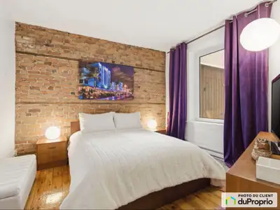 RDC...Si vous aimez la vie de quartier vous aimerez ce condo lumineux qui offre l'espace d'une maiso...