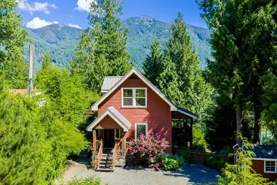 This is it! The loveliest home, with the loveliest view, in the loveliest community! The main floor...
