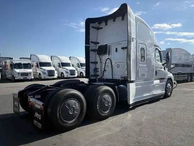 2026 Freightliner Cascadia ParkSmart Unit, Safety Certified, Cal in Heavy Trucks in Hamilton - Image 6