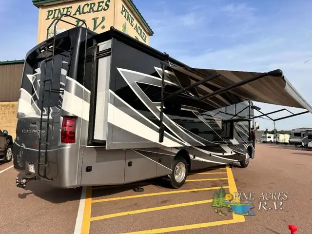 2022 Thor Motor Coach Challenger 35MQ only 6,310 Miles in RVs & Motorhomes in Moncton - Image 6