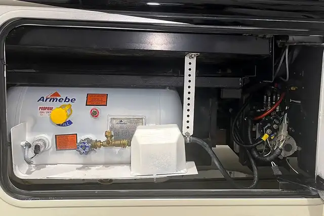 2015 Thor Chateau 33SW - Pre-Owned Super C Motorhome.  in RVs & Motorhomes in Red Deer - Image 10