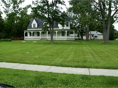 Adorable 1 Bedroom Apartment on Main Floor available October 1, 2025. Beautiful century home with wr...