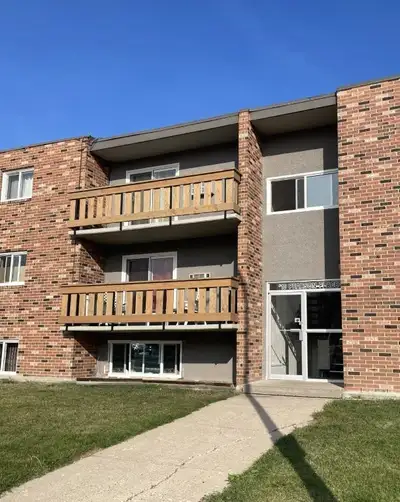 Renovated 1 & 2 Bedroom Suites - 10 Pearson Place
