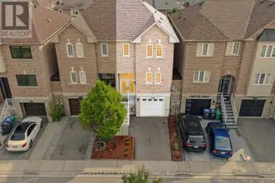Strategically located near Heartland Town Centre, Hwy 401, 403 and 407 and Square One, walking dista...