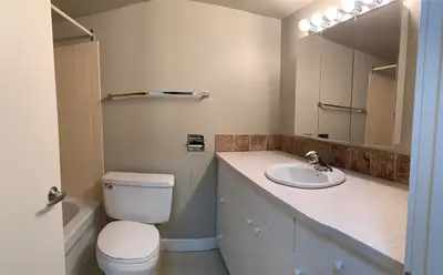 LACOMBE - 1 BR Apartment on the PARK