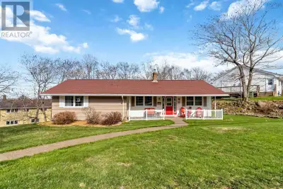 Well-maintained ranch style bungalow in sought-after Rockingham on a massive 18,560 sq ft lot. Plent...