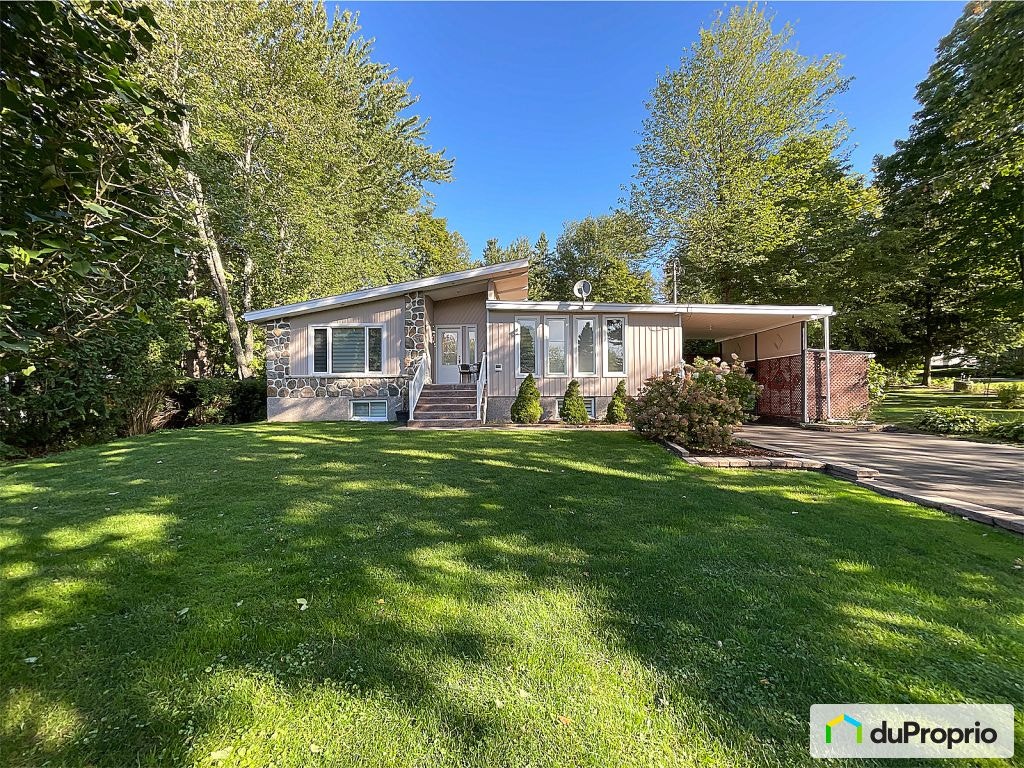 $675,500 - Bungalow for sale in Dunham — photo 1